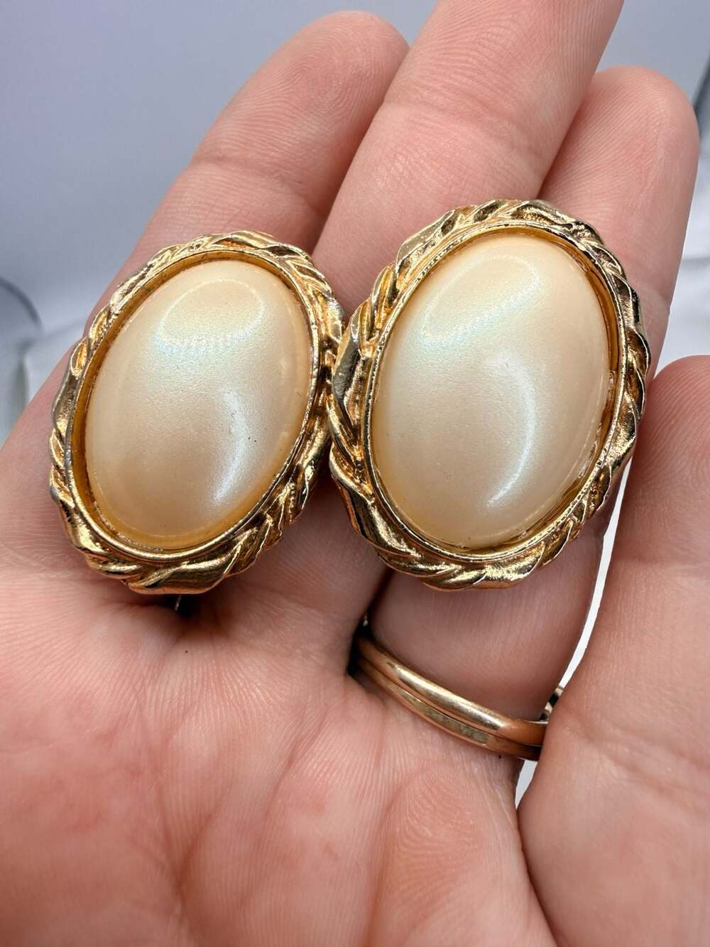 GJD Vintage Gold Tone Faux Pearl Clip On Earrings
